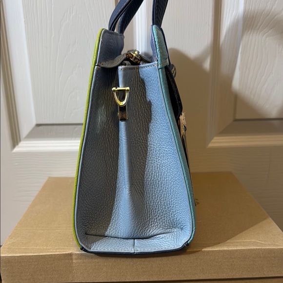 AmeriLeather Arlene Leather Crossbody Bag - Picture 3 of 9